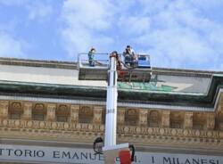 Ripulite le scritte sul cornicione della galleria Vittorio Emanuele a Milano