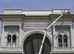 Ripulite le scritte sul cornicione della galleria Vittorio Emanuele a Milano