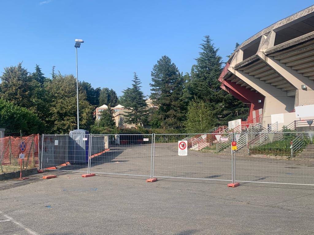 Transenne in piazzale Gramsci, via ai lavori al palasport di Varese