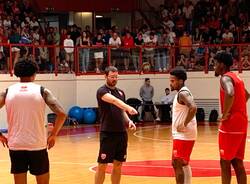Allenamento davanti ai propri tifosi per la Openjobmetis