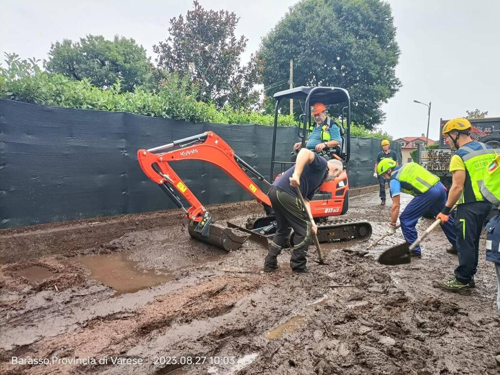 Fango e detriti a Barasso, Protezione Civile al lavoro