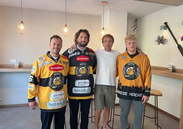 Al Caffè Beccaria la presentazione della nuova maglia dell'Hockey Varese/ Stagione 2023/2024