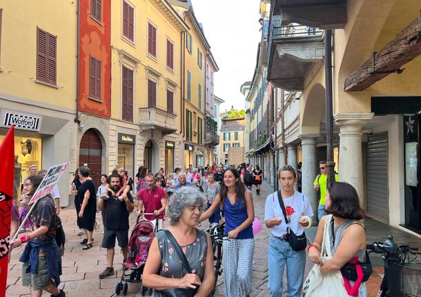 Il corteo di FemVa fa rumore per le vie di Varese