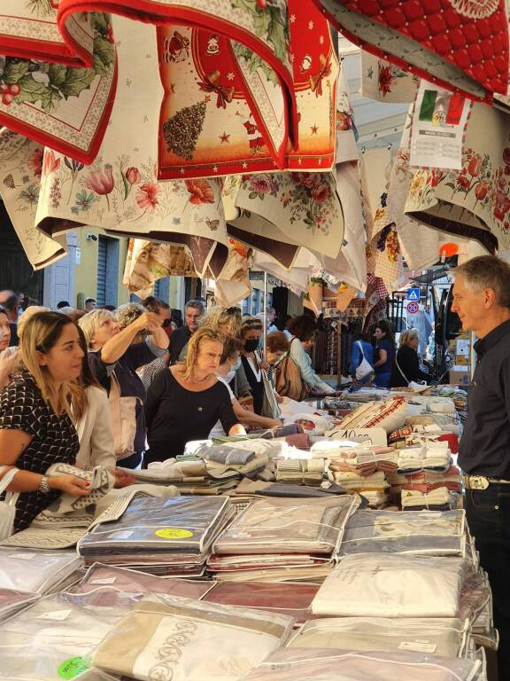 Gli Ambulanti di Forte dei Marmi® a Legnano - Festa dell'uva