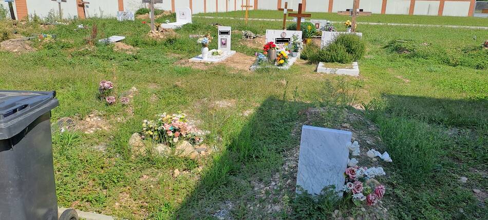 Le erbacce conquistano il cimitero di Arnate