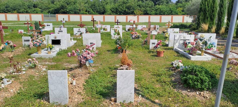 Le erbacce conquistano il cimitero di Arnate