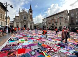 2020 coperte colorano piazza San Giovanni a Busto Arsizio per la prevenzione senologica