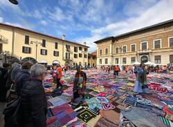 2020 coperte colorano piazza San Giovanni a Busto Arsizio per la prevenzione senologica