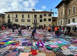 2020 coperte colorano piazza San Giovanni a Busto Arsizio per la prevenzione senologica