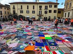 2020 coperte colorano piazza San Giovanni a Busto Arsizio per la prevenzione senologica