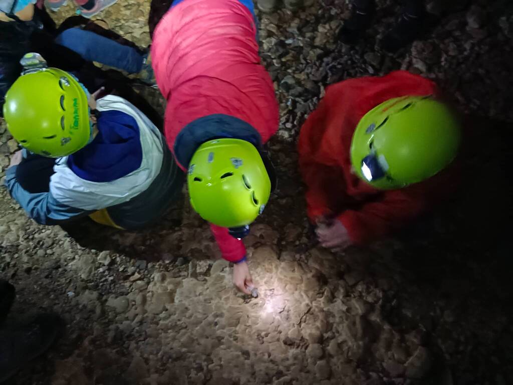 bambini in gita alla grotta remeron