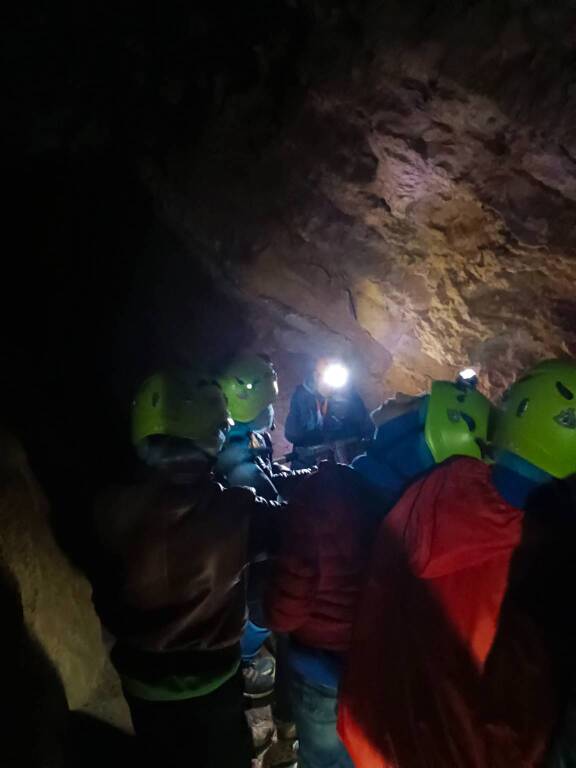 bambini in gita alla grotta remeron