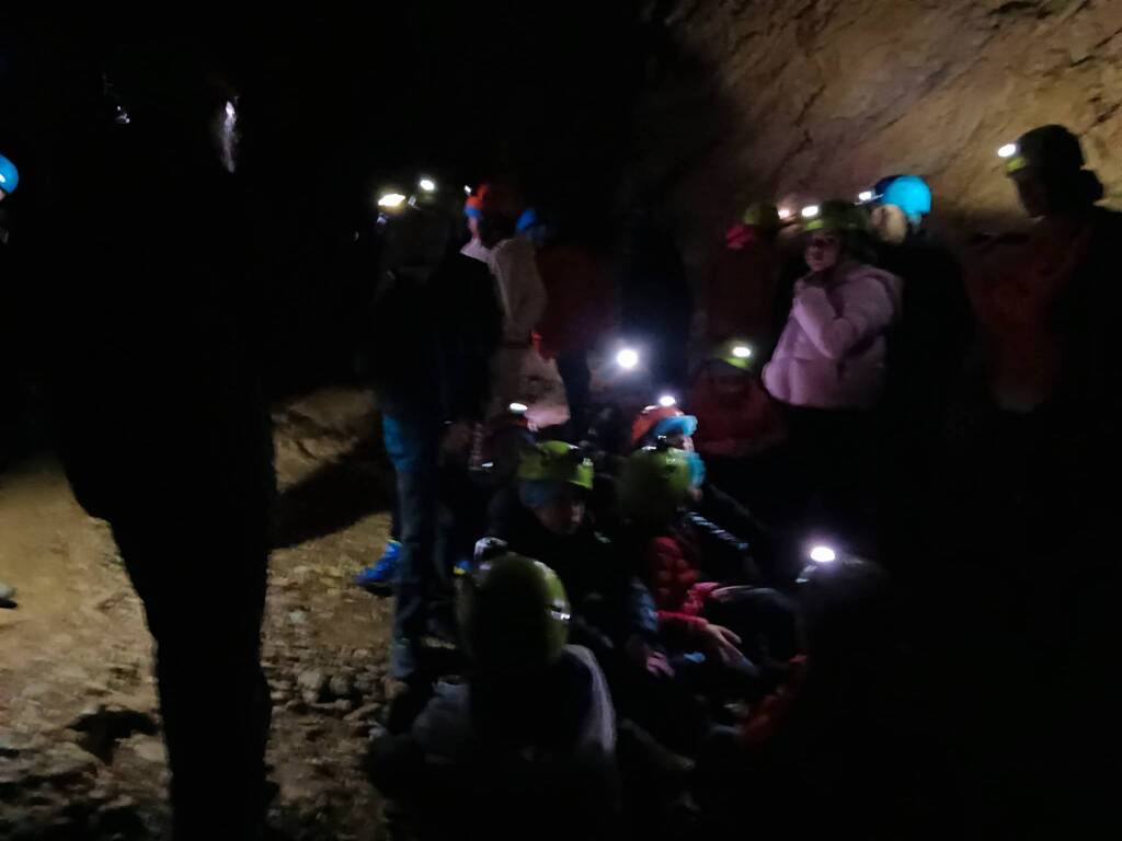 bambini in gita alla grotta remeron