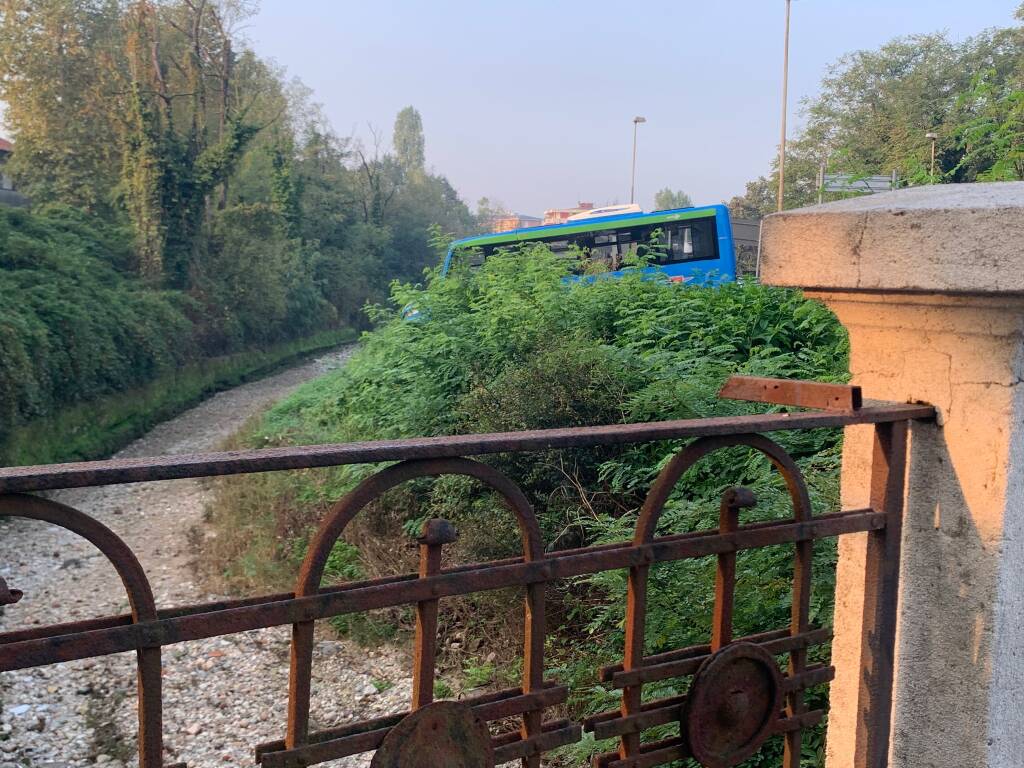 Pulmino in bilico sul torrente Arno a Gallarate 