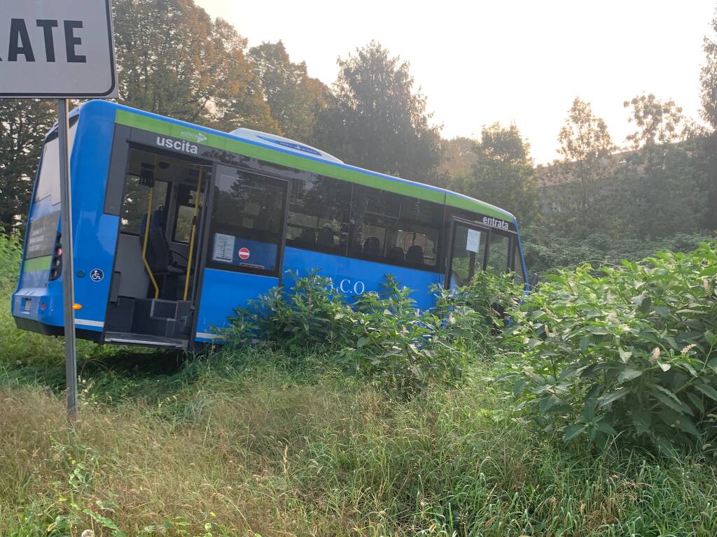 Pulmino in bilico sul torrente Arno a Gallarate 