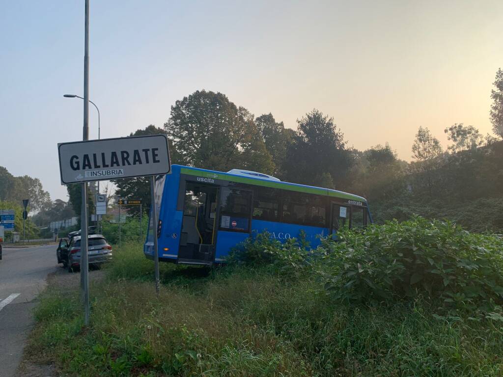 Pulmino in bilico sul torrente Arno a Gallarate 