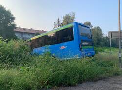 Pulmino in bilico sul torrente Arno a Gallarate 