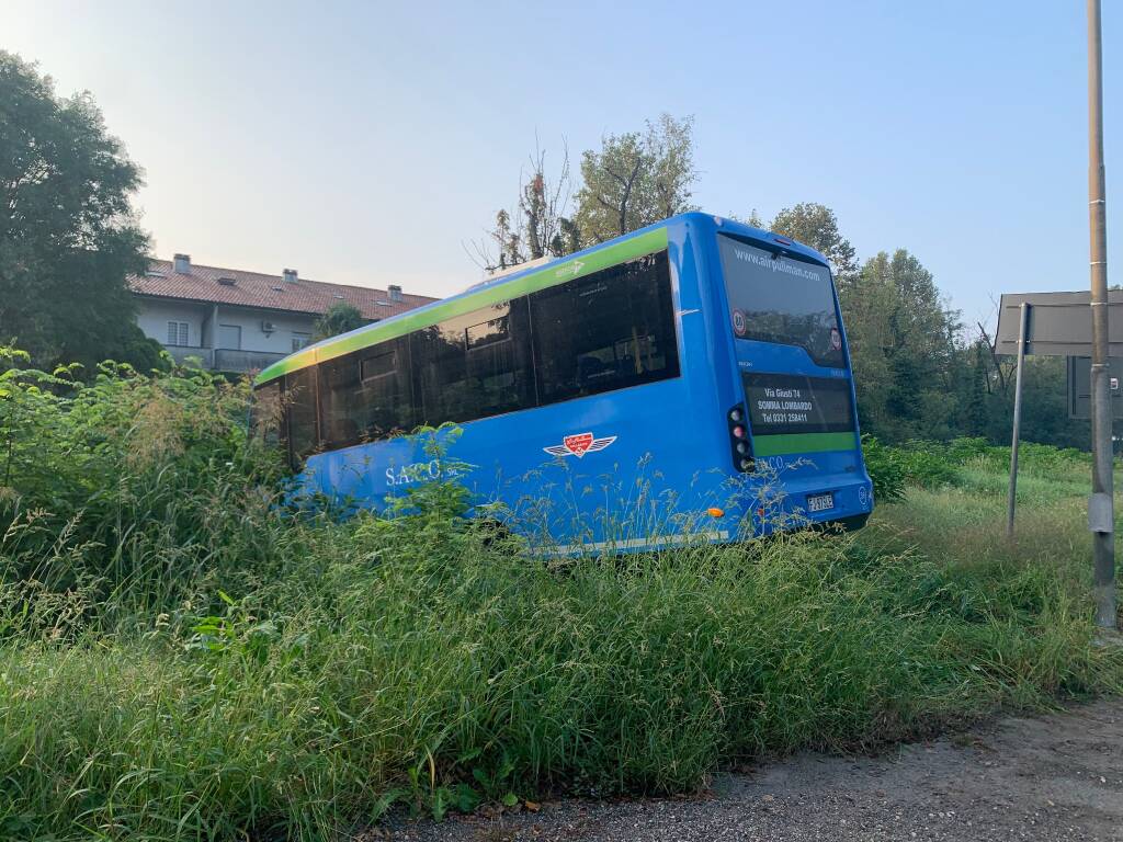 Pulmino in bilico sul torrente Arno a Gallarate 