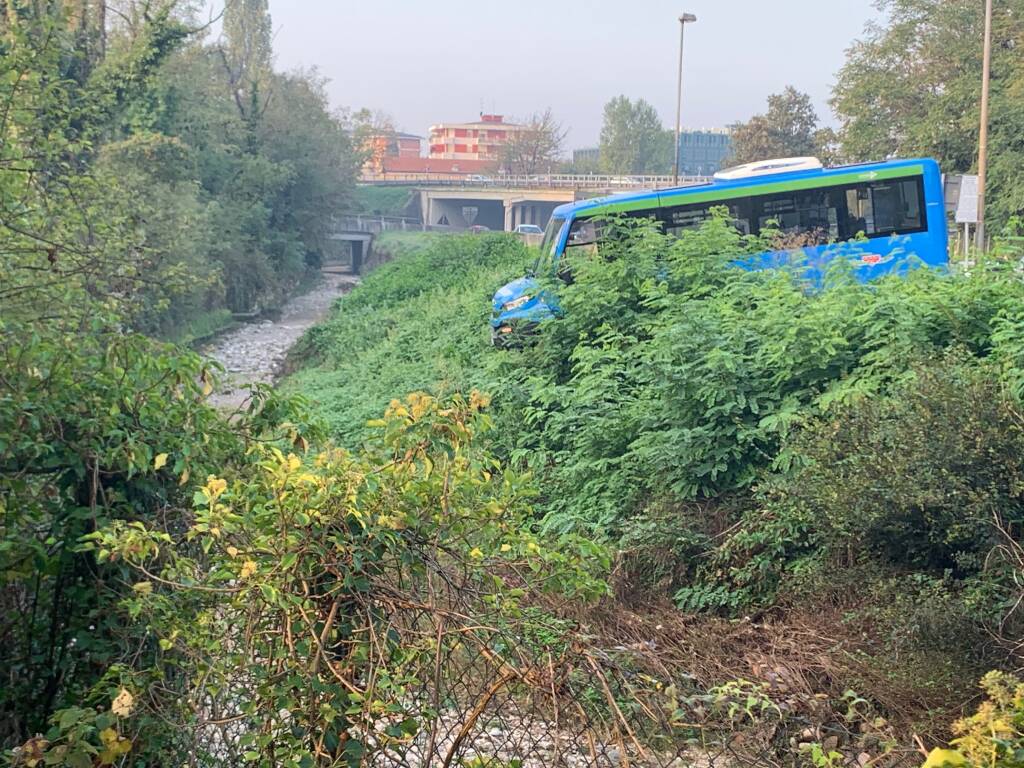 Pulmino in bilico sul torrente Arno a Gallarate 