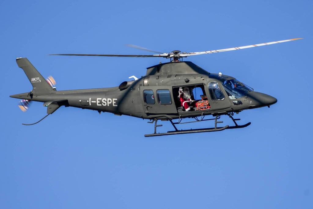 Al museo Agusta la Befana arriva su un elicottero Aw109