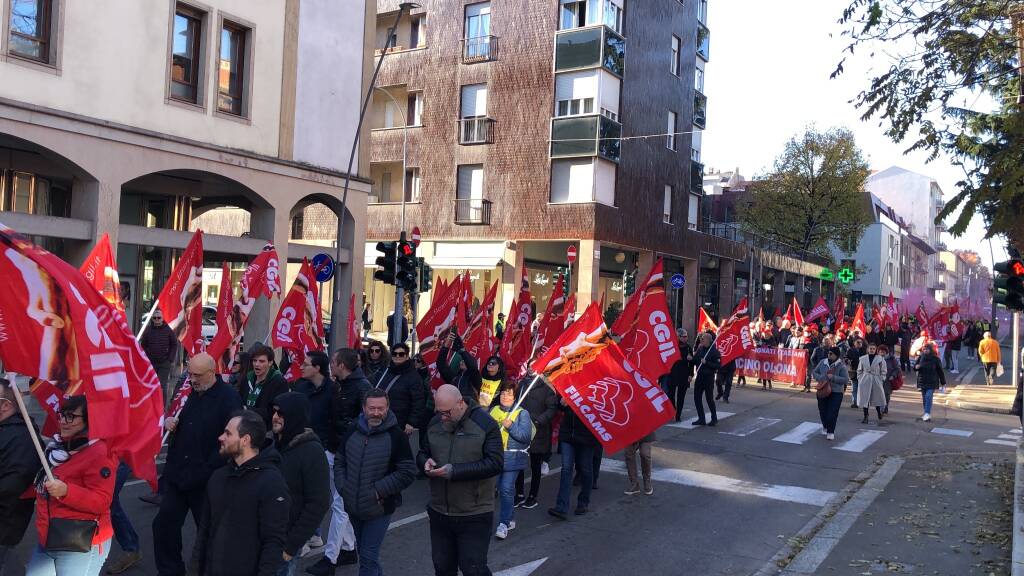 Corteo Cgil in centro a Legnano 