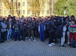 Gli studenti del Ponti di Gallarate inaugurano la panchina rossa contro la violenza di genere