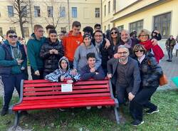 Gli studenti del Ponti di Gallarate inaugurano la panchina rossa contro la violenza di genere