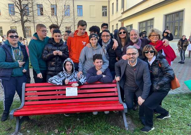 Gli studenti del Ponti di Gallarate inaugurano la panchina rossa contro la violenza di genere