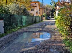 Il dissesto e le buche in via Giorgio La Pira a Varese