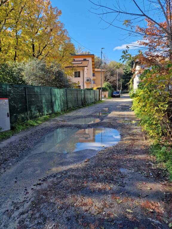 Il dissesto e le buche in via Giorgio La Pira a Varese