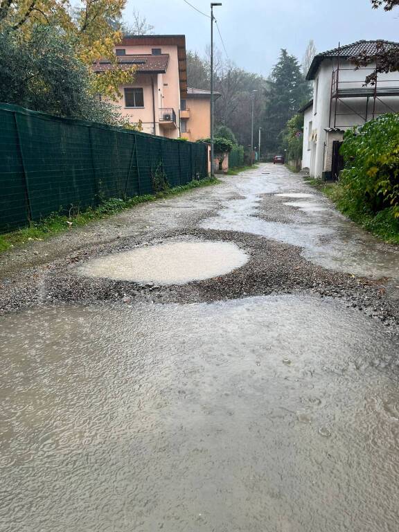 Il dissesto e le buche in via Giorgio La Pira a Varese