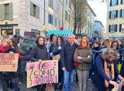 Il presidio di FemVa in piazza Carducci a Varese