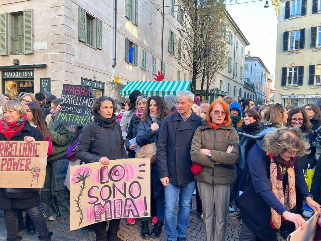 Il presidio di FemVa in piazza Carducci a Varese