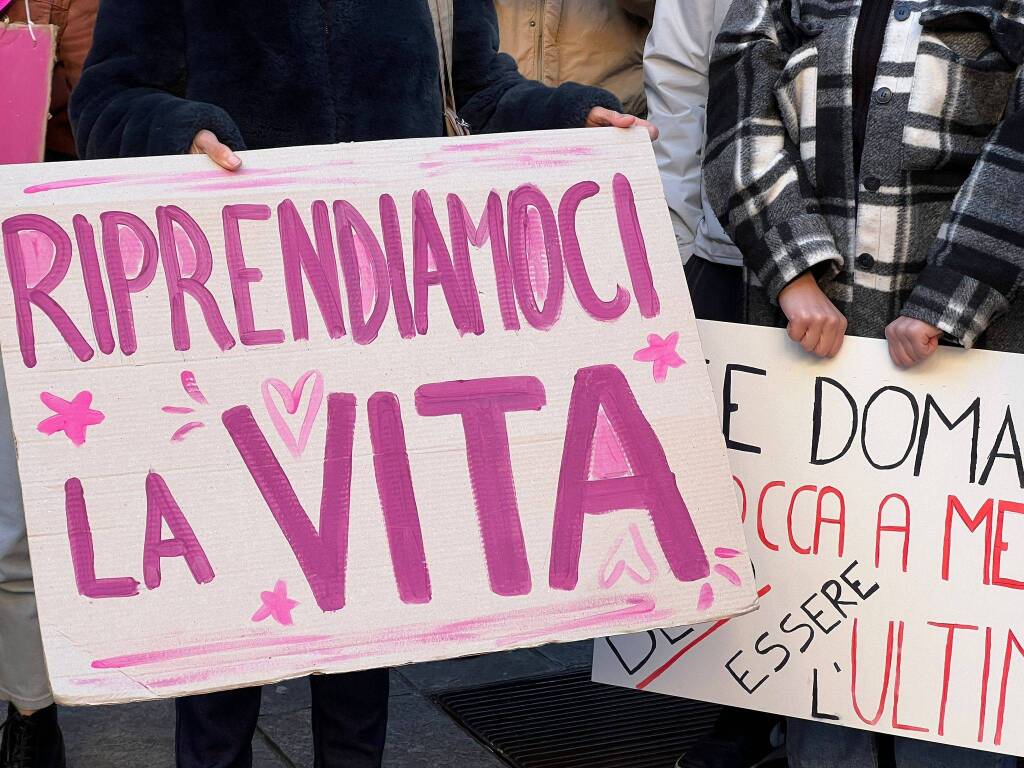 Il presidio di FemVa in piazza Carducci a Varese