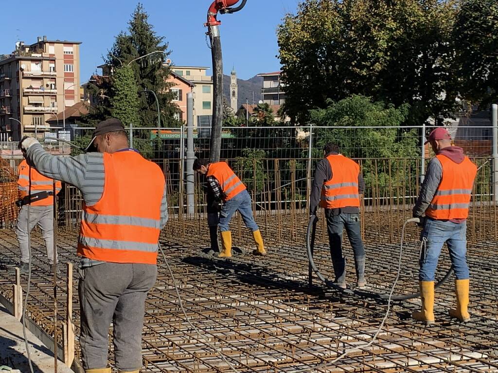 La gettata di cemento che crea il nuovo ponte di largo flaiano