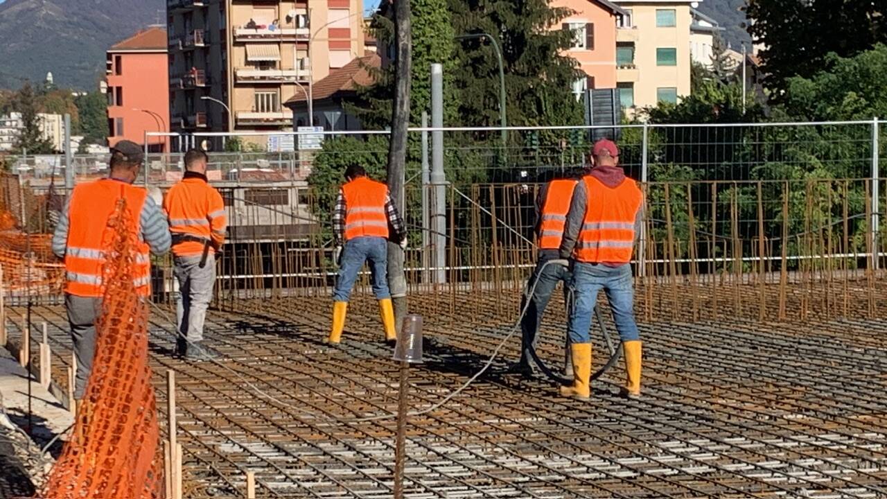 La gettata di cemento che crea il nuovo ponte di largo flaiano