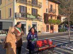 Le “panchine rosse parlanti”: Laveno, Mombello e Cerro riunite per dar voce ai racconti contro la violenza di genere