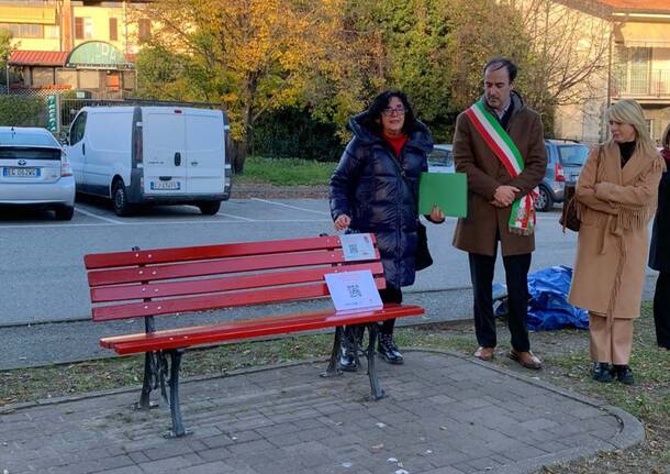 Le “panchine rosse parlanti”: Laveno, Mombello e Cerro riunite per dar voce ai racconti contro la violenza di genere