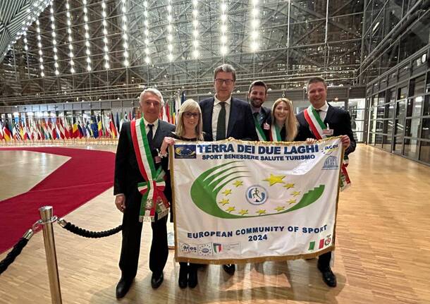A Bruxelles la Terra dei Due Laghi riceve la bandiera di Comunità europea dello sport 