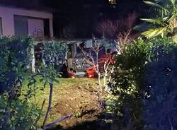 Auto ribaltata a Busto Arsizio, esce di strada e finisce nel giardino di una casa