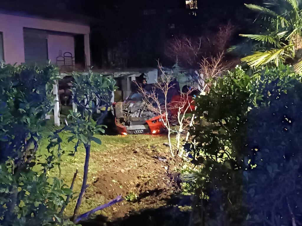 Auto ribaltata a Busto Arsizio, esce di strada e finisce nel giardino di una casa