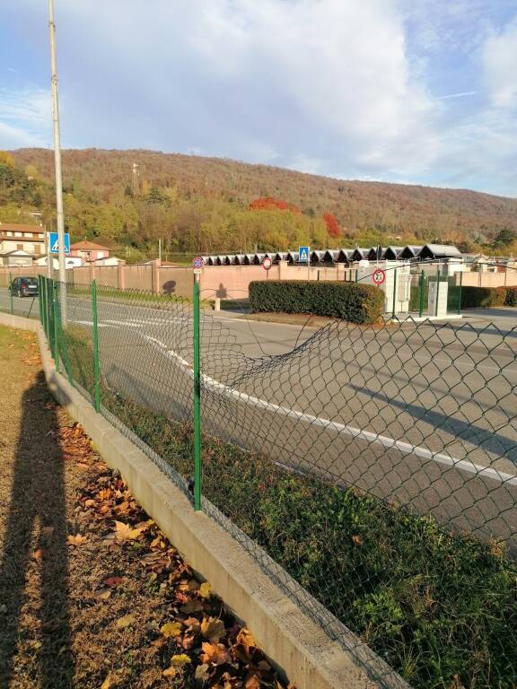 Vandali al parco dell\'amicizia di Cocquio Trevisago