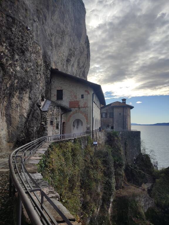 Cielo dicembrino, fascino di Santa Caterina del Sasso