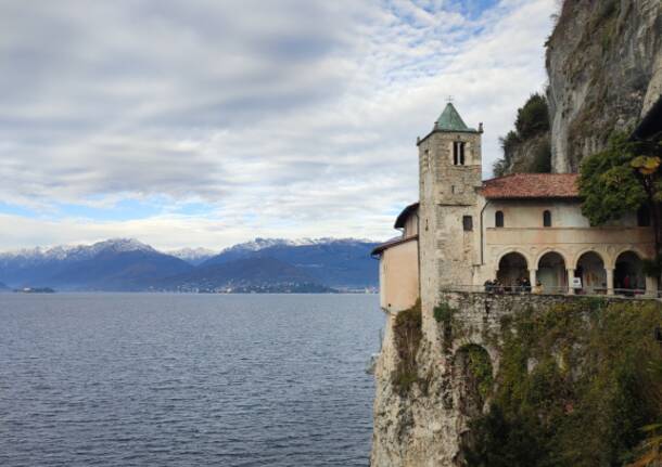 Cielo dicembrino, fascino di Santa Caterina del Sasso