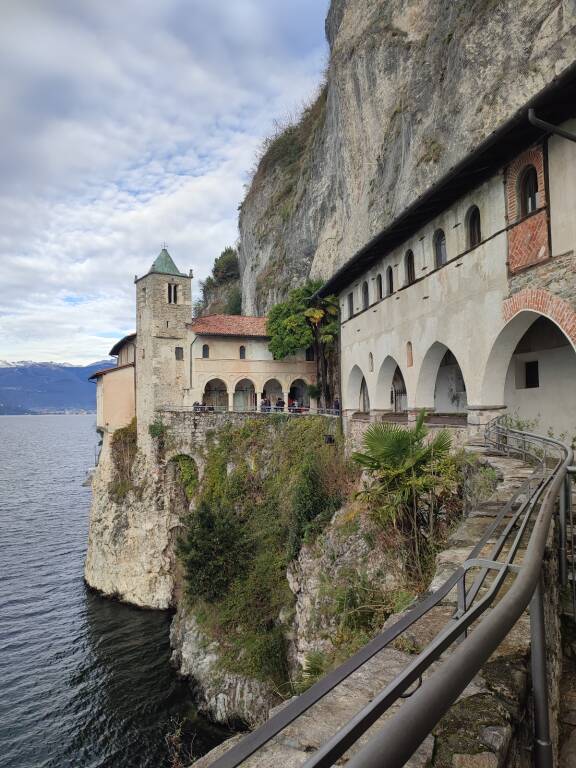 Cielo dicembrino, fascino di Santa Caterina del Sasso