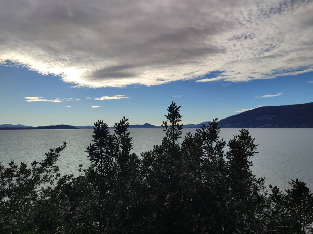 Cielo dicembrino, fascino di Santa Caterina del Sasso