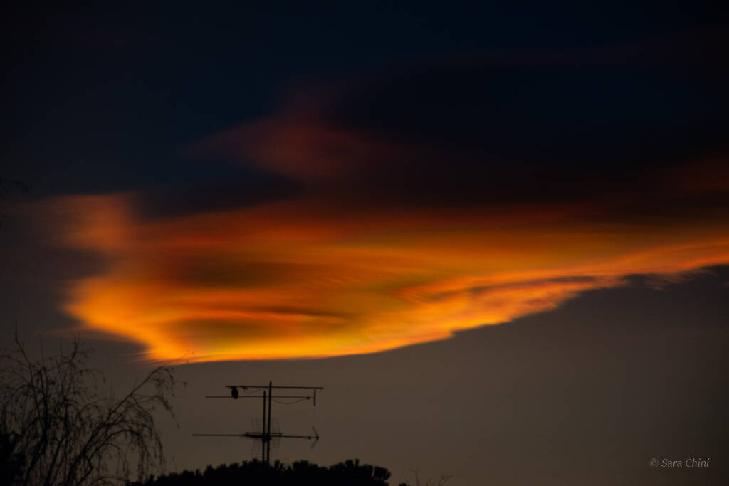 Tramonto con nuvole arcobaleno