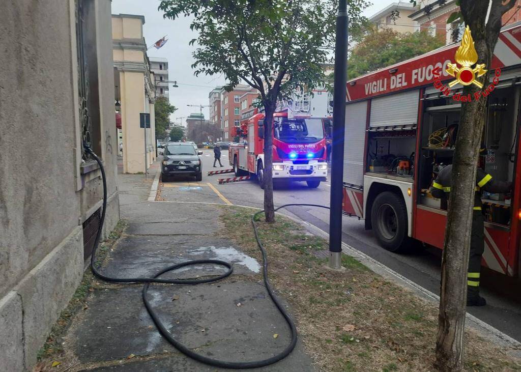 I vigili del fuoco salvano due clochard da uno stabile in fiamme a Busto Arsizio