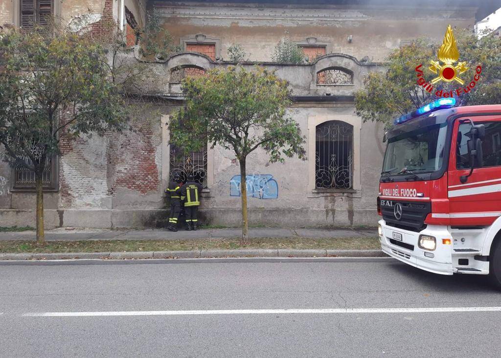 I vigili del fuoco salvano due clochard da uno stabile in fiamme a Busto Arsizio