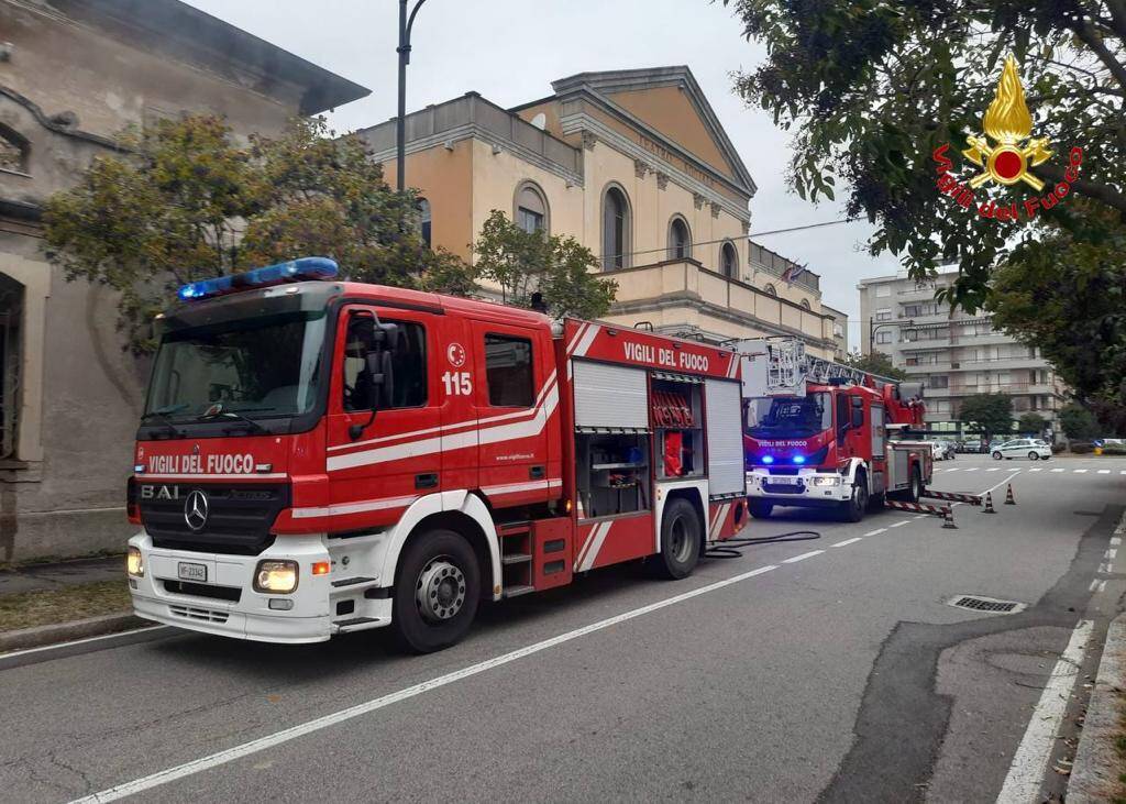 I vigili del fuoco salvano due clochard da uno stabile in fiamme a Busto Arsizio